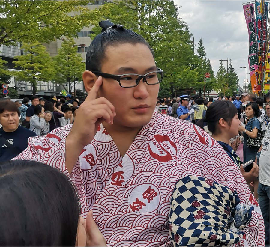 豊昇龍の笑顔がかわいいとtwitterで話題!メガネもイケメン!